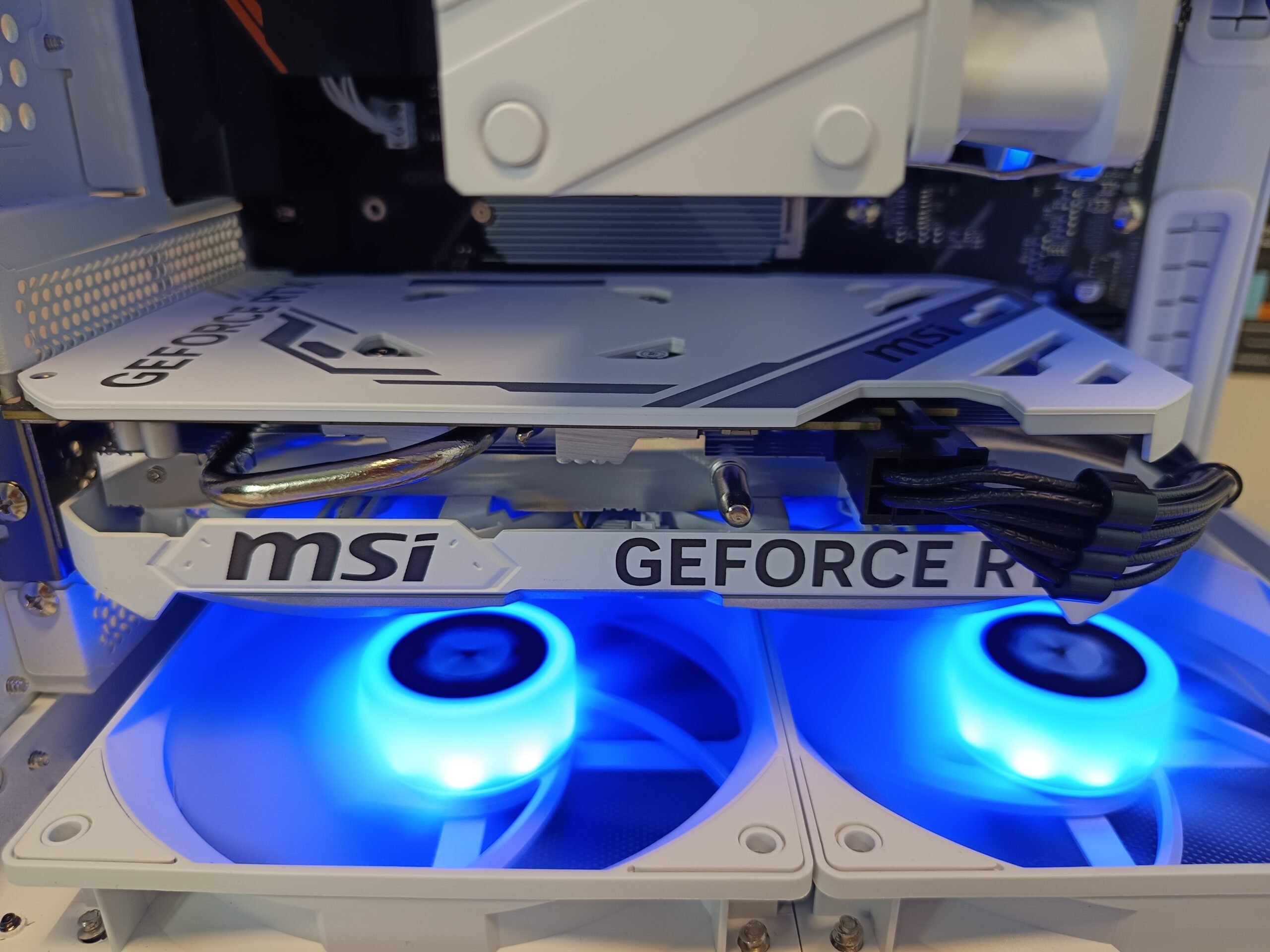 PC Gaming Compact Design Aquarium – Silencieux & Premium – RTX 4060 / Ryzen 5 5600X – Image 6